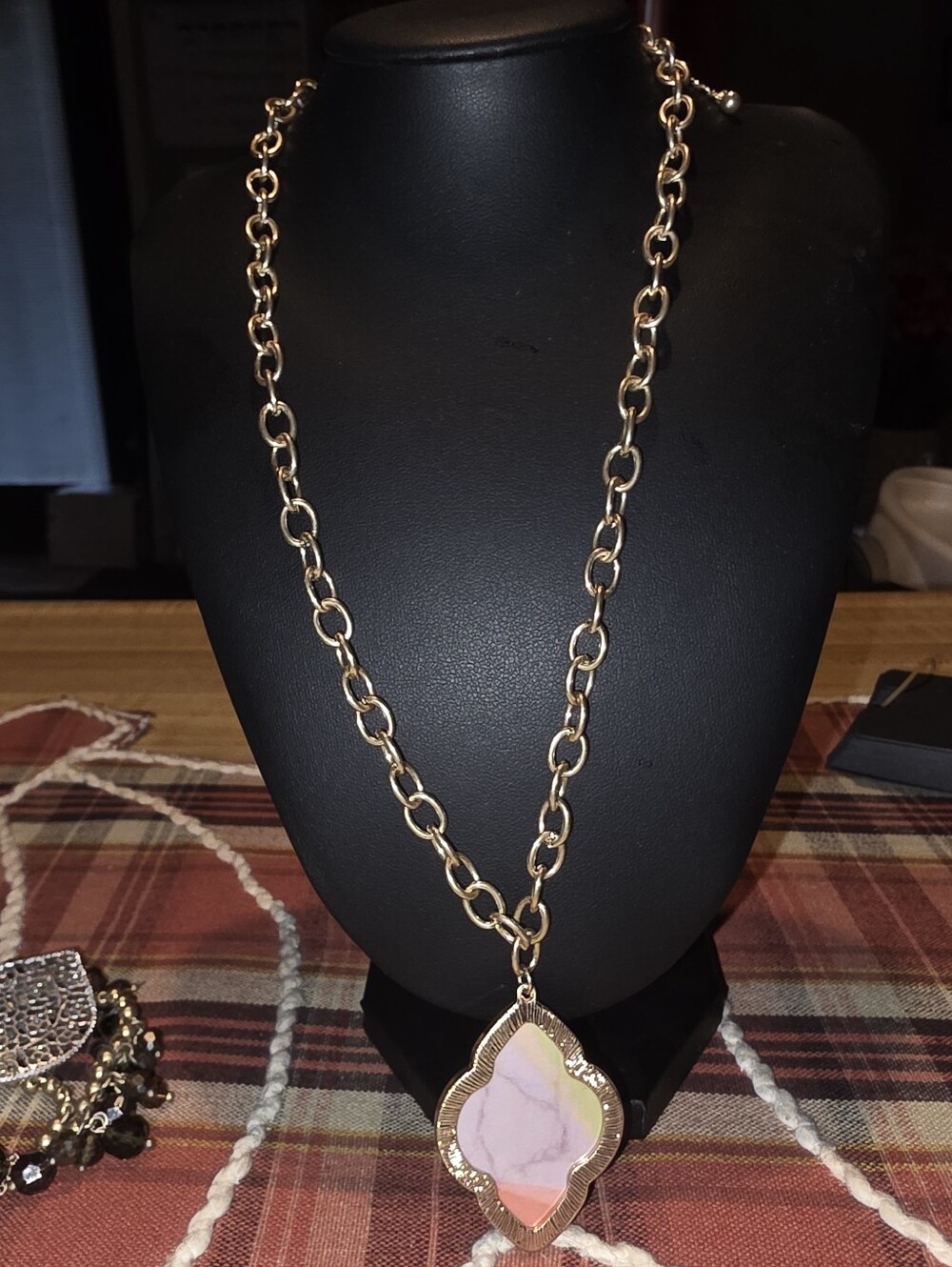 Gold-Link Necklace with Pink Marbled Pendant